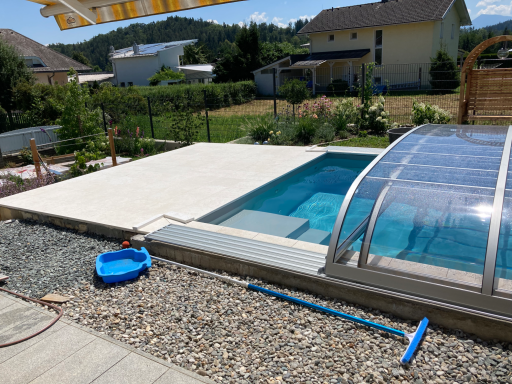 Whirlpool Whirlpool mit Glasfaser-Geländer, Polycarbonat-Verdeck und Steinpflaster inmitten Kies, Pflanzen & Alpenblick.