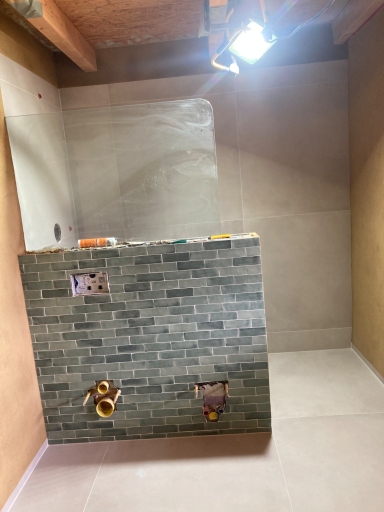 Modernes Badezimmer Puristisch und hochwertig: Modernes Badezimmer im Rohbau
